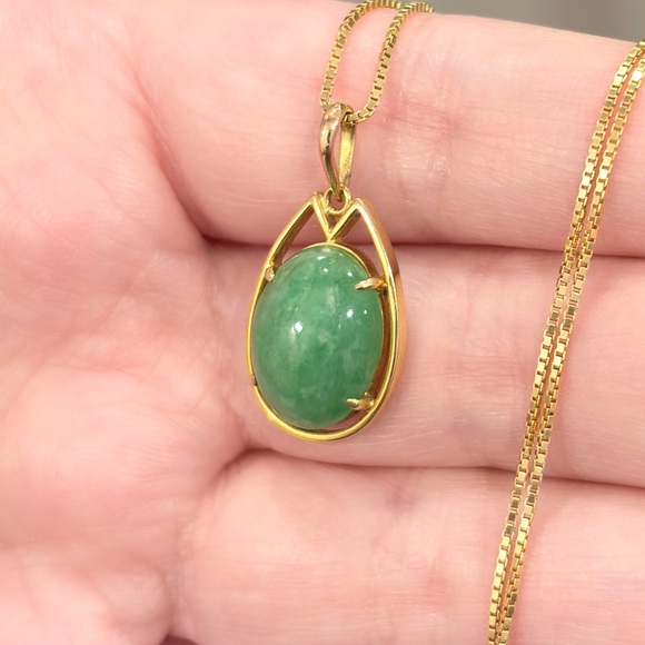 Vintage 14K Gold Jade Pendant: Filigree Scarab Solitaire - Picture 5 of 10
